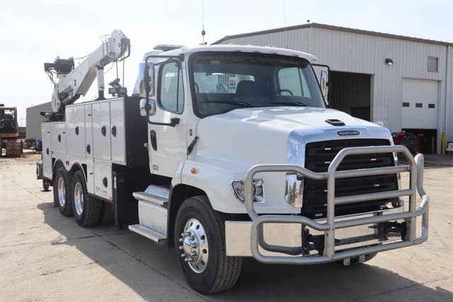 Image of Freightliner 114SD equipment image 3