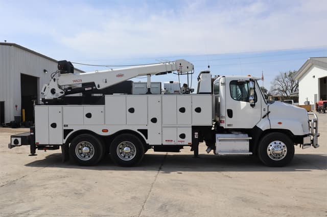 Image of Freightliner 114SD equipment image 4
