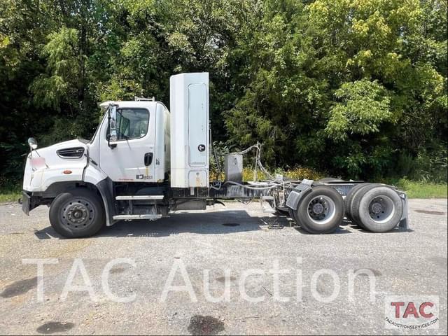 Image of Freightliner 114SD equipment image 1