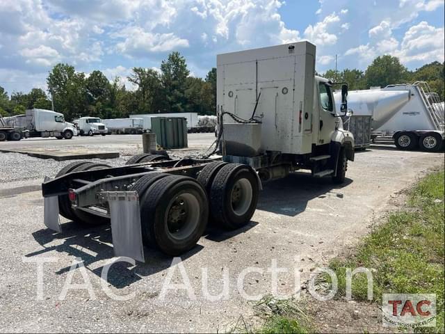 Image of Freightliner 114SD equipment image 3