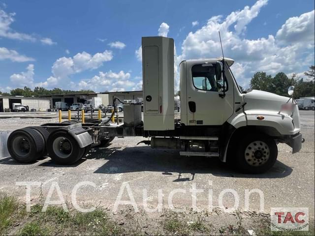 Image of Freightliner 114SD equipment image 4