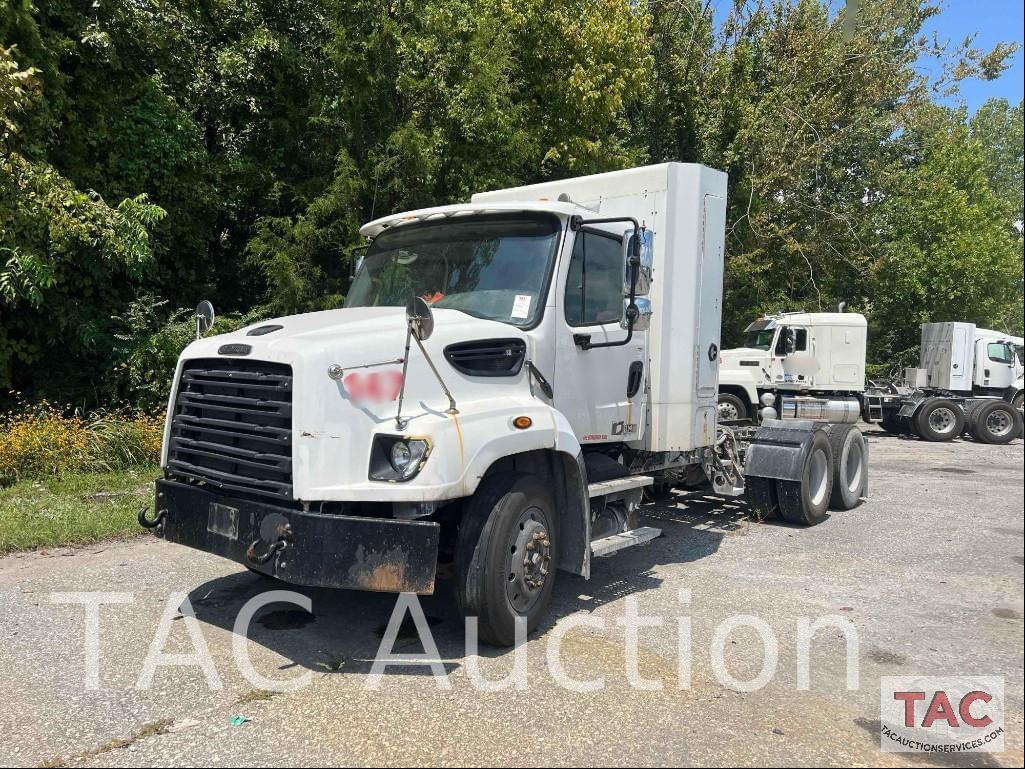 Image of Freightliner 114SD Primary image