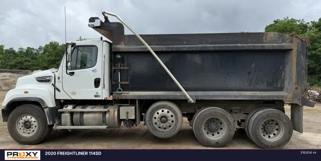Image of Freightliner 114SD equipment image 2
