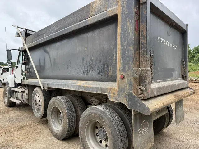 Image of Freightliner 114SD equipment image 4
