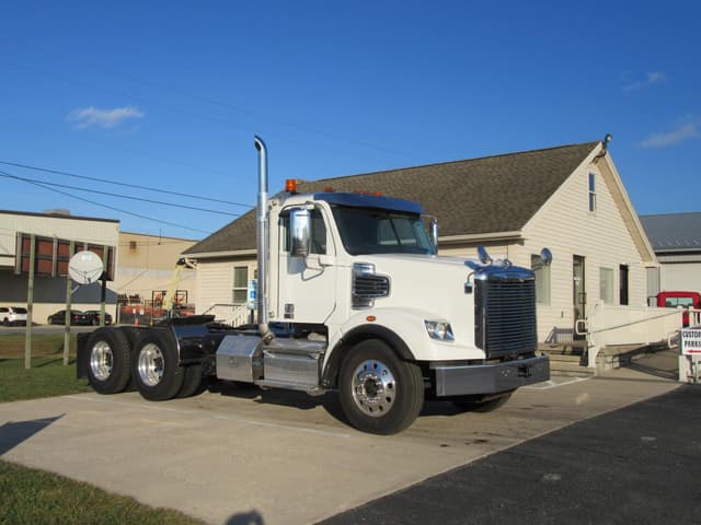 Image of Freightliner 122SD equipment image 1