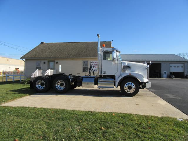 Image of Freightliner 122SD equipment image 3