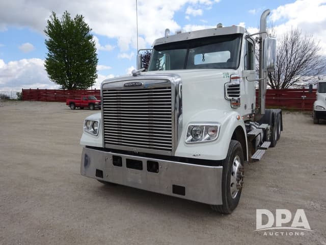 Image of Freightliner 122SD equipment image 2