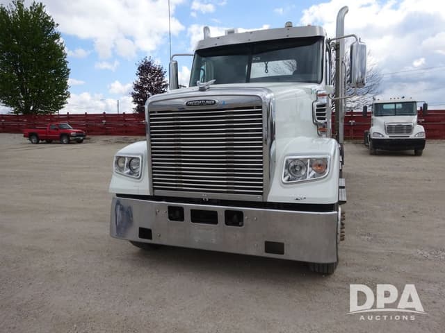 Image of Freightliner 122SD equipment image 3