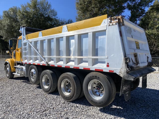 Image of Freightliner 122SD equipment image 1