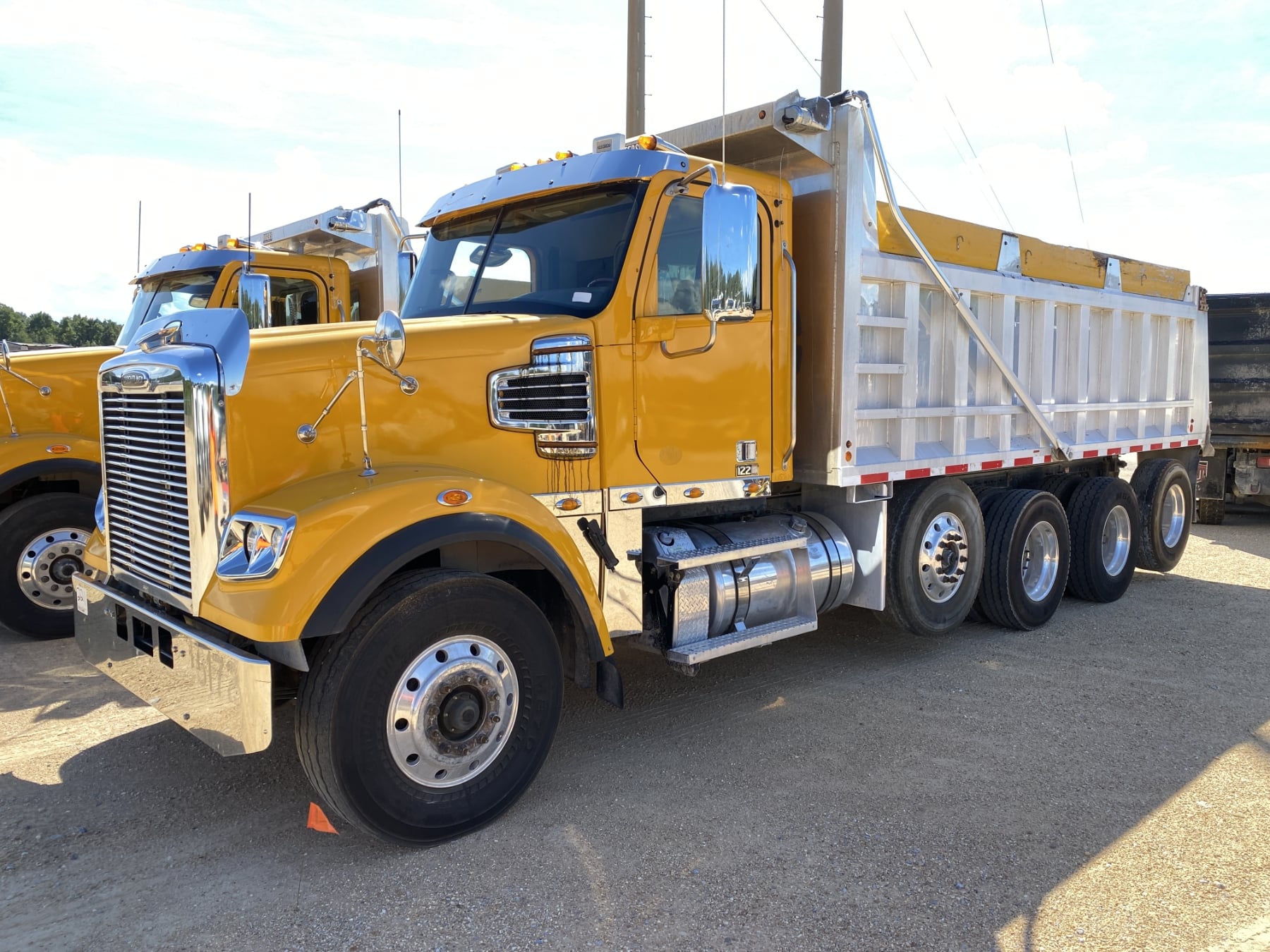 2020 Freightliner 122SD Equipment Image0