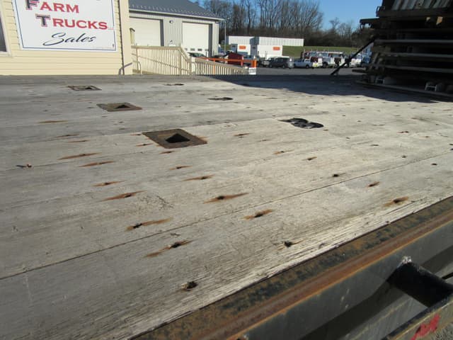 Image of Freightliner Business Class M2 106 equipment image 4