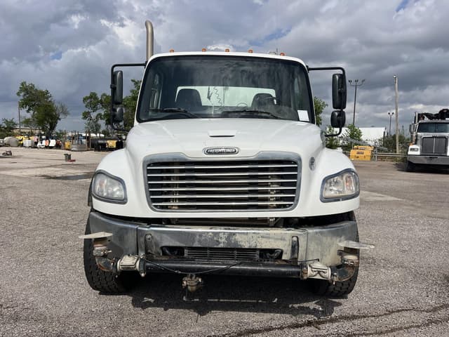 Image of Freightliner Business Class M2 106 equipment image 1