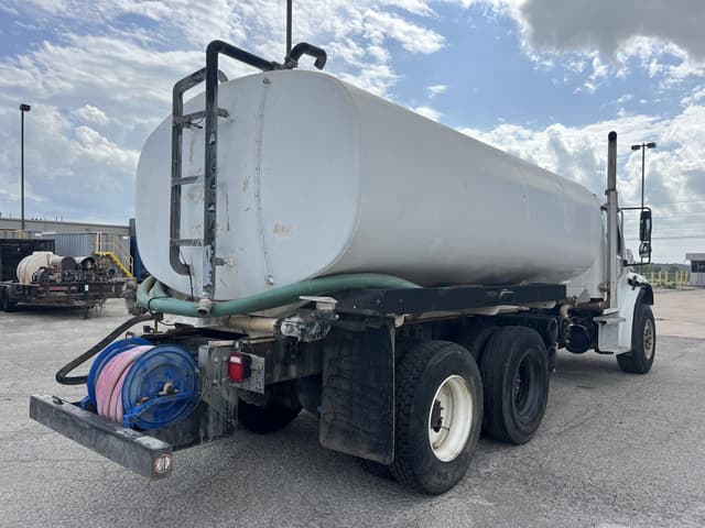 Image of Freightliner Business Class M2 106 equipment image 4