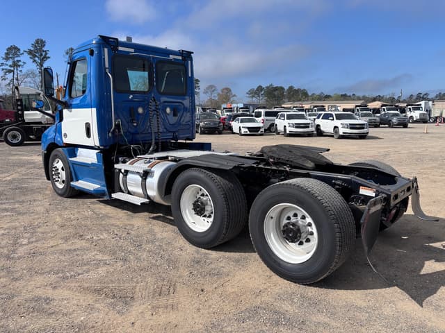 Image of Freightliner Cascadia equipment image 3