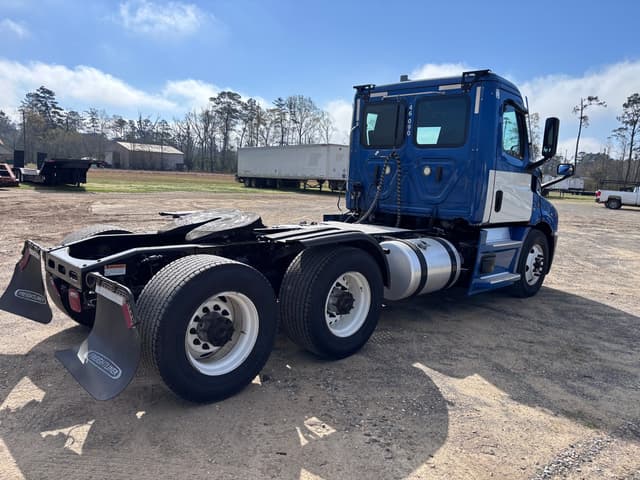 Image of Freightliner Cascadia equipment image 2