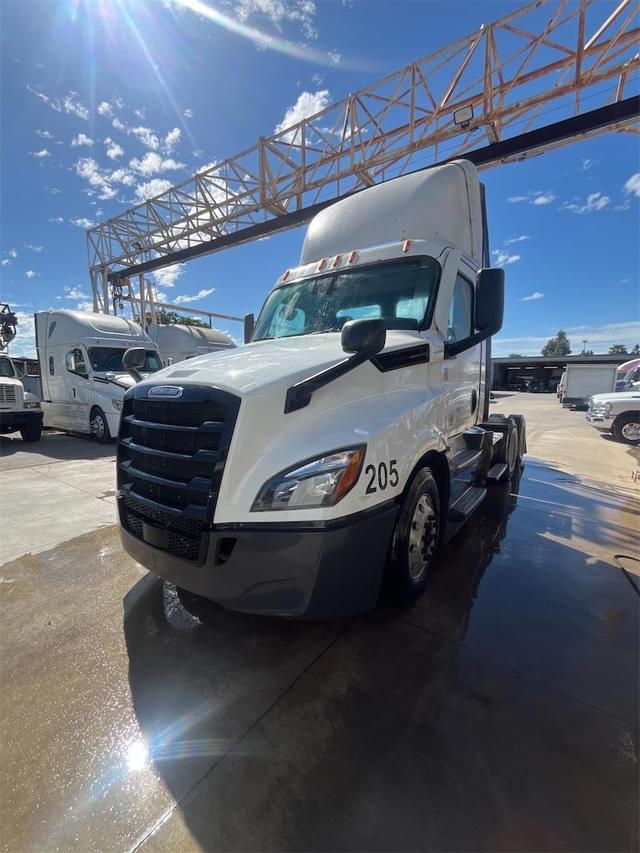 Image of Freightliner Cascadia 113 equipment image 1