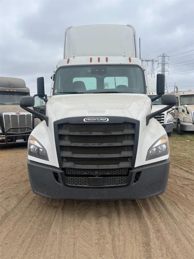 Image of Freightliner Cascadia 113 equipment image 2