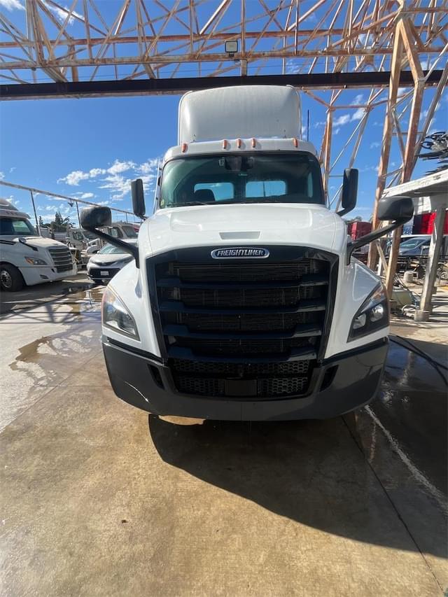 Image of Freightliner Cascadia 113 equipment image 3