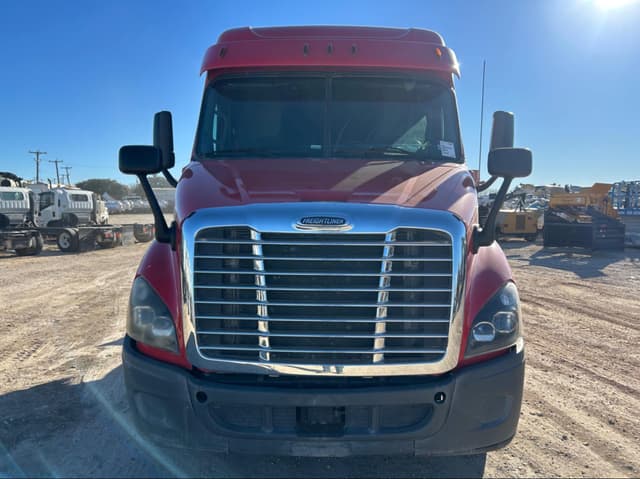 Image of Freightliner Cascadia 113 equipment image 1