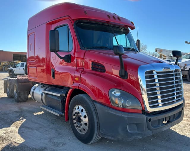 Image of Freightliner Cascadia 113 equipment image 2