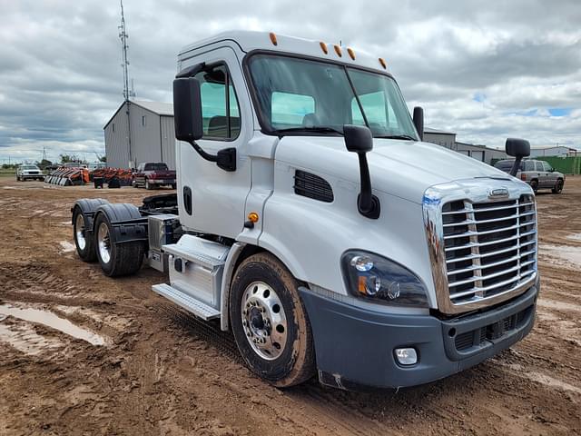Image of Freightliner Cascadia 113 equipment image 1