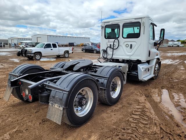 Image of Freightliner Cascadia 113 equipment image 2