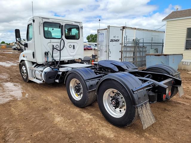 Image of Freightliner Cascadia 113 equipment image 4