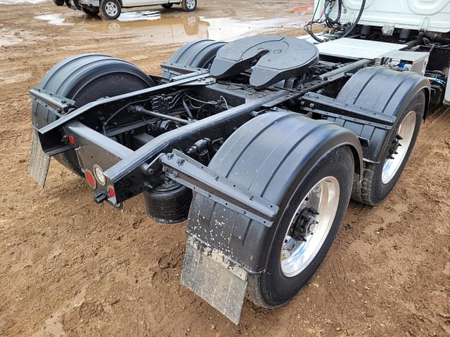 Image of Freightliner Cascadia 113 equipment image 3