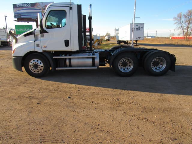 Image of Freightliner Cascadia 116 equipment image 4