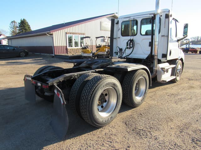 Image of Freightliner Cascadia 116 equipment image 2