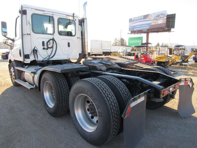 Image of Freightliner Cascadia 116 equipment image 3