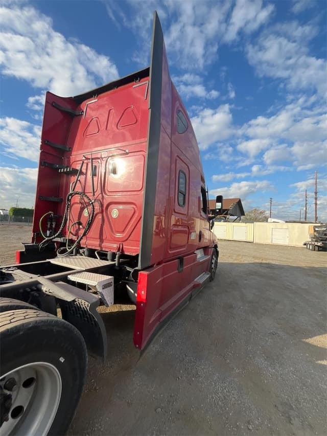 Image of Freightliner Cascadia 125 equipment image 4