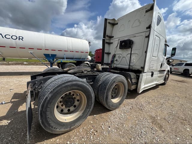 Image of Freightliner Cascadia 126 equipment image 4