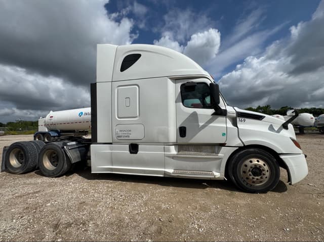 Image of Freightliner Cascadia 126 equipment image 3