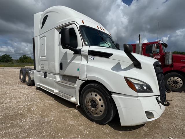 Image of Freightliner Cascadia 126 equipment image 2