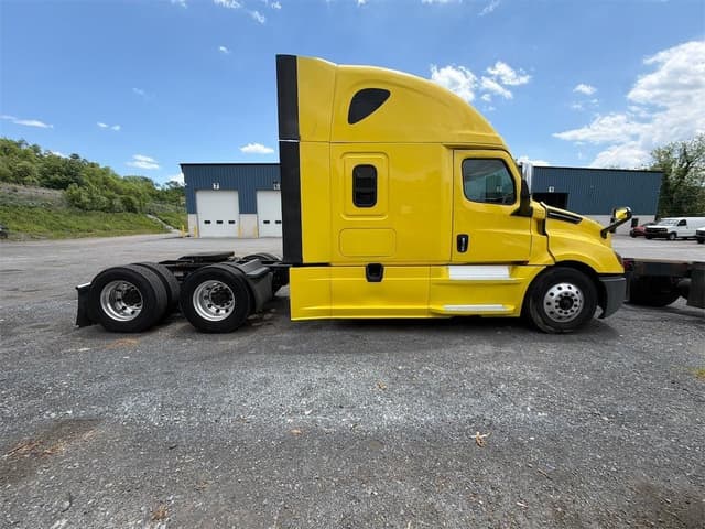 Image of Freightliner Cascadia 126 equipment image 3