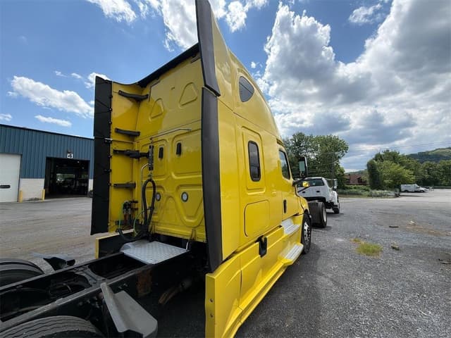 Image of Freightliner Cascadia 126 equipment image 4