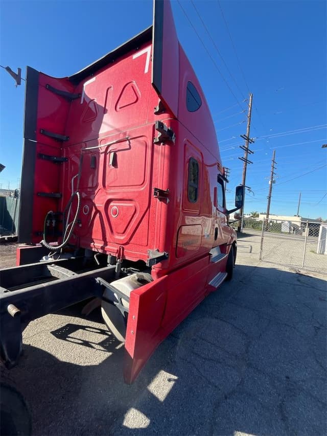 Image of Freightliner Cascadia 126 equipment image 4