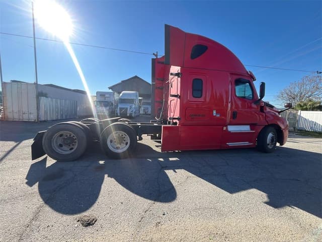 Image of Freightliner Cascadia 126 equipment image 3