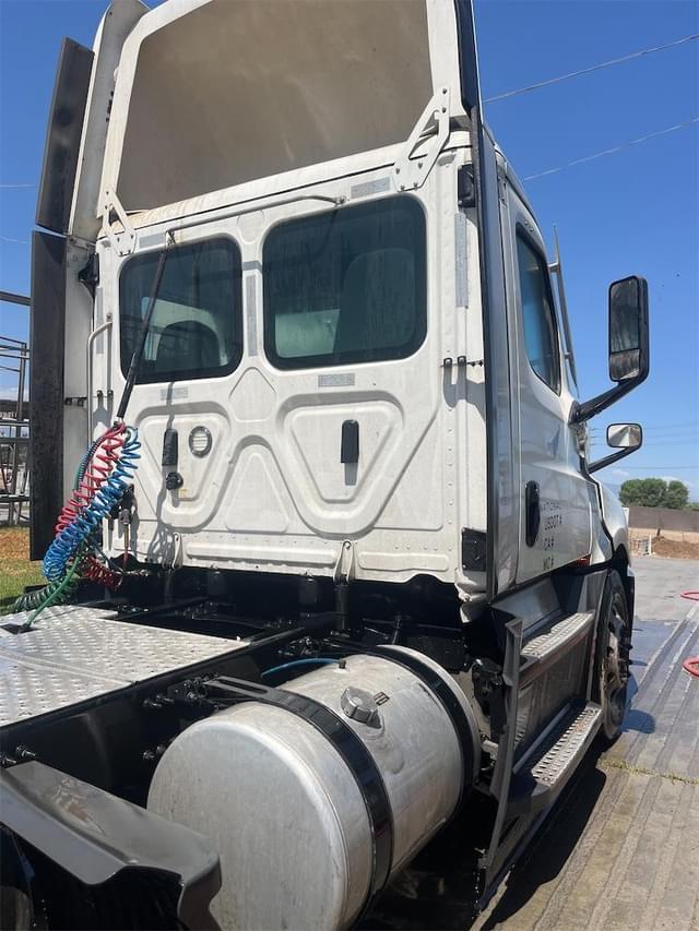 Image of Freightliner Cascadia 126 equipment image 3