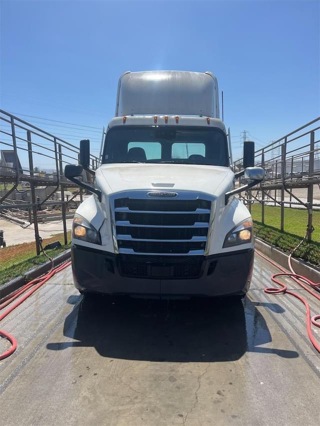 Image of Freightliner Cascadia 126 equipment image 1