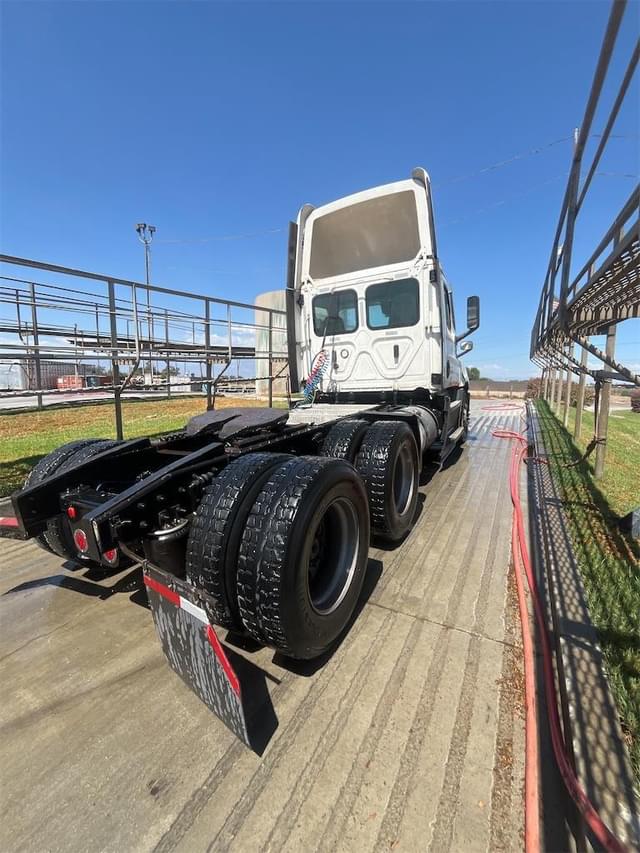 Image of Freightliner Cascadia 126 equipment image 4