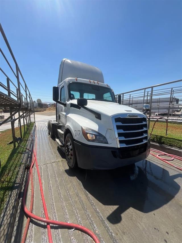 Image of Freightliner Cascadia 126 equipment image 2