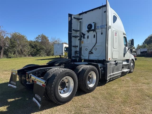 Image of Freightliner Cascadia 126 equipment image 4