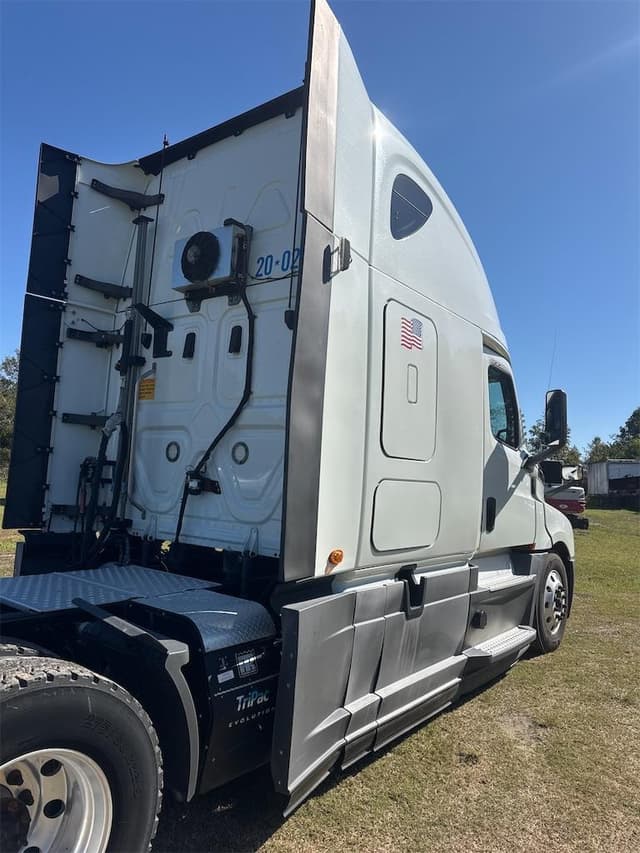 Image of Freightliner Cascadia 126 equipment image 3