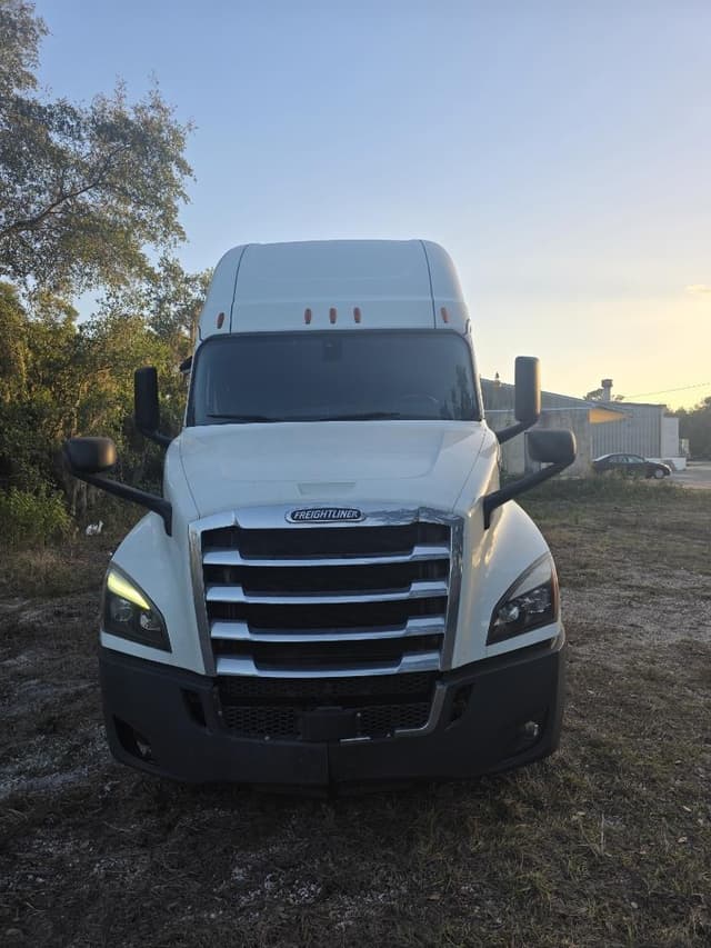 Image of Freightliner Cascadia 126 equipment image 1
