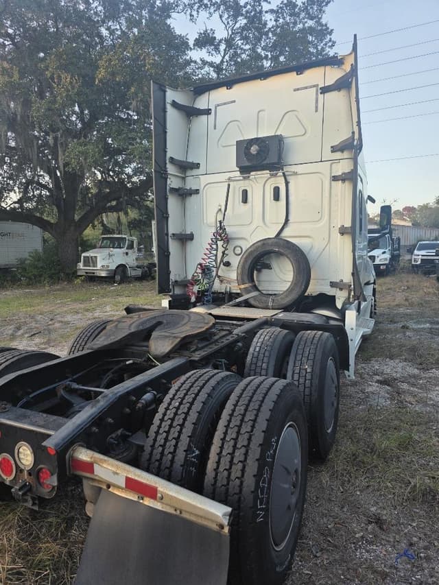 Image of Freightliner Cascadia 126 equipment image 4