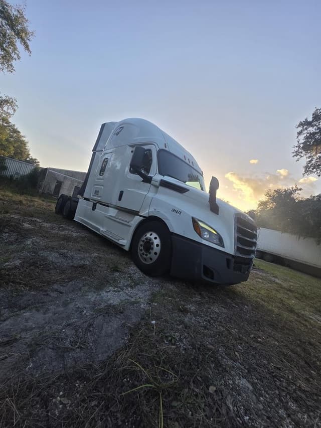 Image of Freightliner Cascadia 126 equipment image 2