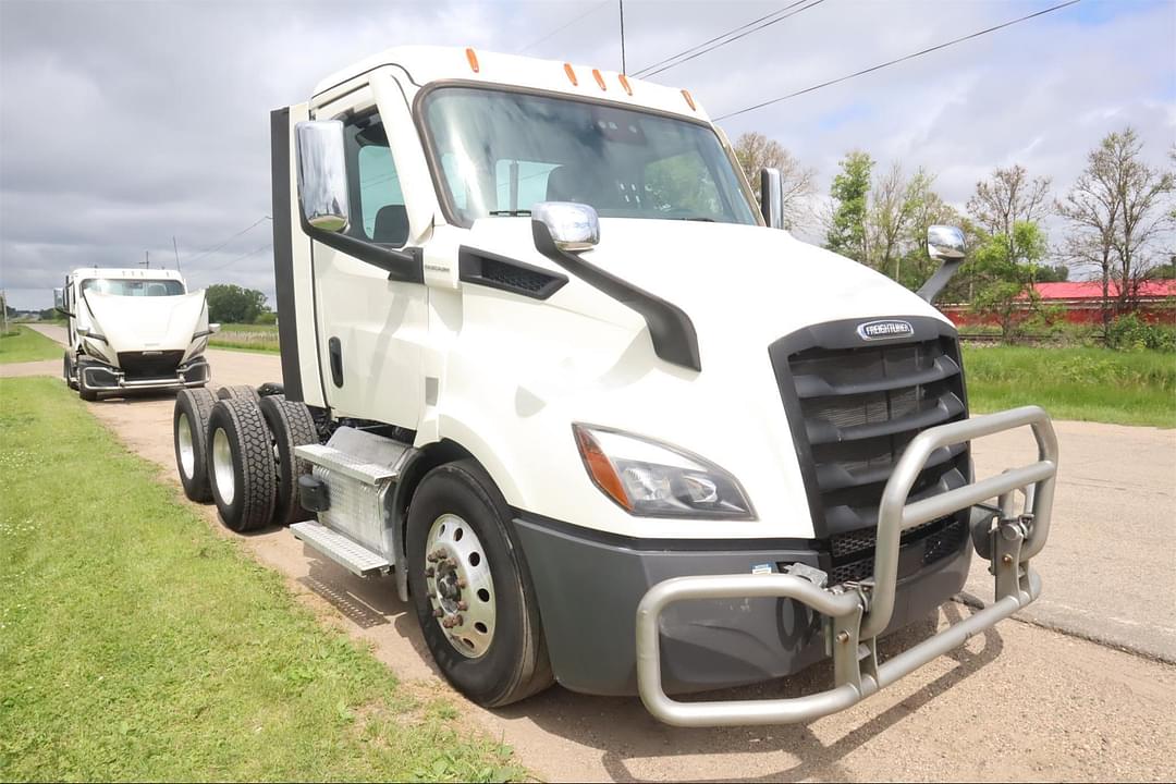 Image of Freightliner Cascadia 126 Primary Image