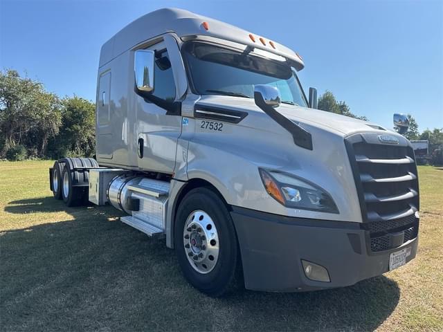 Image of Freightliner Cascadia 126 equipment image 2